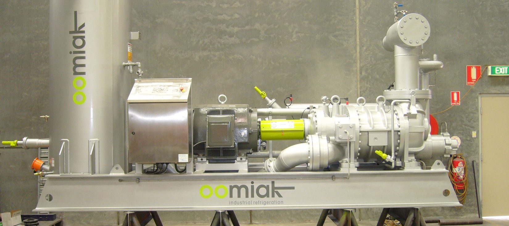 screw compressor with Oomiak logo on it