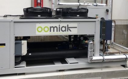 an industrial refrigeration air-cooled water chiller unit with oomiak logo on it